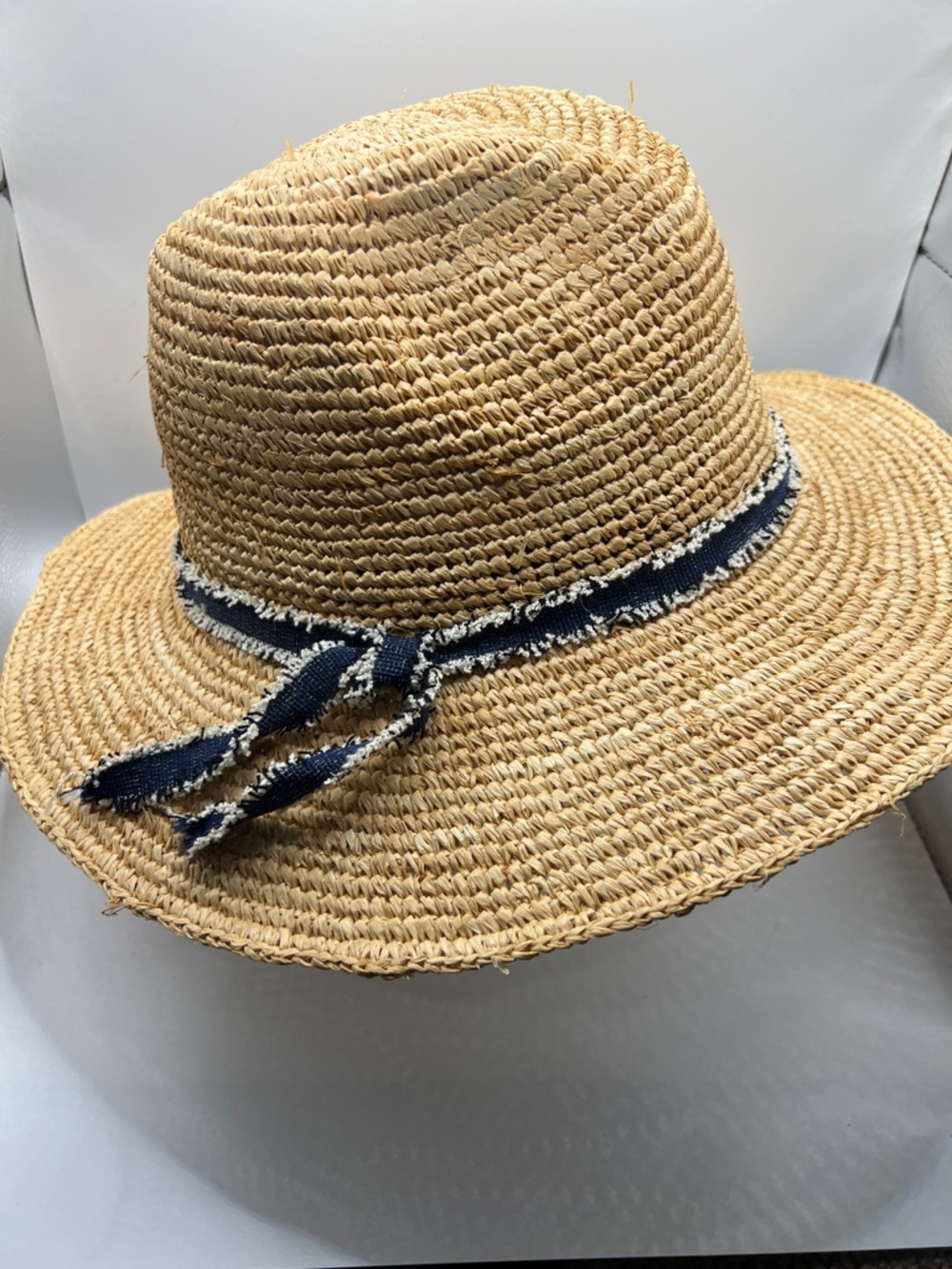 284. NWOT. Tommy Bahama Natural Straw Sun Hat with Navy Frayed Band - Picture 8 of 8